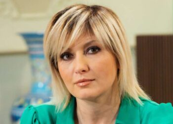 Un posto al sole, spoiler 19 ottobre: Roberto e Marina riflettono sulla proposta di Marina