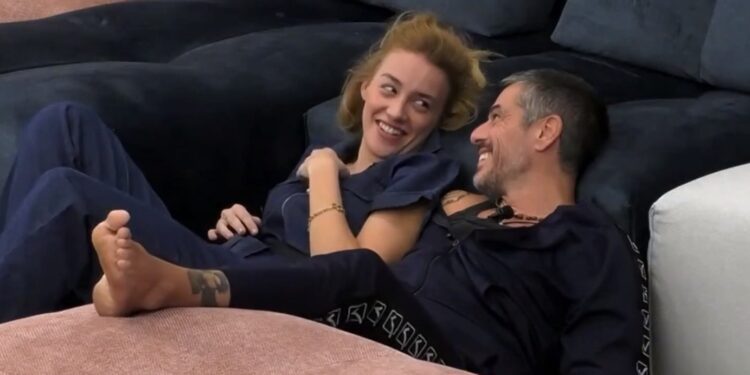 Grande Fratello, Heidi Baci e Massimiliano Varrese si concedono abbracci e coccole
