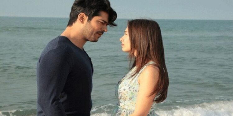 Burak Özçivit (Kemal) e Neslihan Atagül (Nihan) in una scena. Screenshot © Endless Love